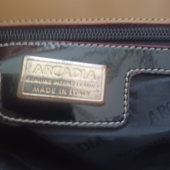 ARCADIA 🥰 UNIQUE Black and Tan Patent Leather Flap Bag. 10x12 EUC - Picture 6 of 7